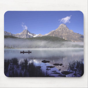 Tapis De Souris Pêcheurs en canoë sur le lac Waterfowl, Banff