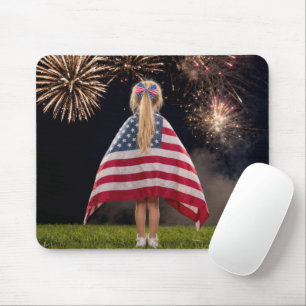 Tapis De Souris Petite Fille Enveloppée dans un Drapeau Américain