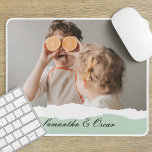 Tapis De Souris Photo de famille moderne et nom personnalisé Monna<br><div class="desc">Présentation de la photo familiale moderne et cadeau de nom personnalisé de marque! Ce cadeau unique et réfléchi est conçu pour célébrer et chérir les moments spéciaux de votre famille.Offrez le cadeau de souvenirs chéris et de douceur personnalisée avec la photo de famille moderne et le cadeau de nom personnalisé...</div>