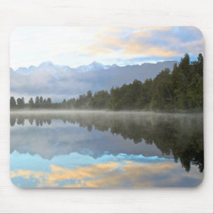 Tapis De Souris Photo de la réflexion des arbres du lac brumeux da