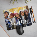 Tapis De Souris Photo de superposition de script de famille<br><div class="desc">Créez un doux souvenir de vos vacances en famille,  de vos vacances ou de votre moment spécial avec cette jolie photo mousepad. Ajoutez votre photo horizontale / paysagère préférée avec "famille" recouverte de lettres calligraphiques modernes de style manuscrit blanc.</div>