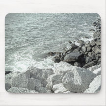 Photo en noir et blanc d'une côte rocheuse de l'oc