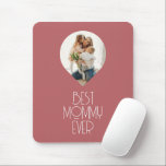 Tapis De Souris Photo Meilleure maman Jamais Script moderne<br><div class="desc">Photo Best Mommy Ever Modern Script Mouse Pads inclut votre photo préférée avec le texte "Best Mommy Ever" dans la typographie de script moderne. Un cadeau parfait pour maman pour la fête des mères,  l'anniversaire ou Noël. Conçu par ©Evco Studio www.zazzle.com/store/evcostudio</div>