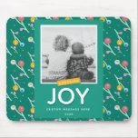 Tapis De Souris Photo personnalisée Berries de vacances Choisir la<br><div class="desc">De style moderne et spectaculaire,  ce design présente une illustration originale de baies en vert,  jaune,  rose et bleu avec les mots "Choisir la joie". Message,  Année et Photo sont personnalisables. Une partie d'une collection de Parcel Studios.</div>