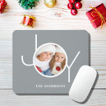 Tapis De Souris Photo personnalisée moderne<br><div class="desc">Ce Photo Mouse Pad moderne est décoré avec le mot JOY en blanc sur un arrière - plan gris élégant. Facilement personnalisable avec votre photo et votre nom.</div>