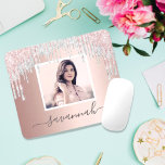 Tapis De Souris Photo personnalisée rose or parties scintillant bl<br><div class="desc">Un arrière - plan rose chic en or décoré avec des gouttes de parties scintillant rose vif en faux argent, la peinture goutte à goutte. Personnalisez et ajoutez votre nom écrit avec un grand script de style en lettres à la main tendance avec des swashes. Lettres grises. Pour que les...</div>