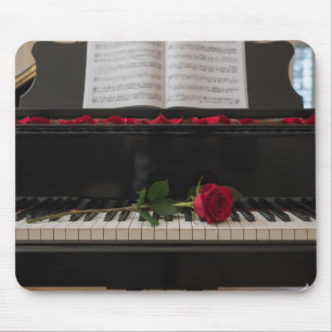 Tapis De Souris Piano avec rose rouge et pétales de rose