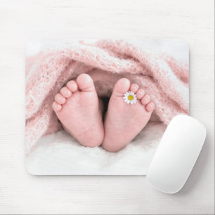 Tapis De Souris Pieds de bébé avec une marguerite blanche