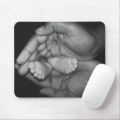 Tapis De Souris pieds de bébé dans des mains du père (Avec souris)