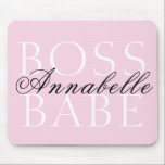 Tapis De Souris Pink Black Blanc Nom du script Boss Babe<br><div class="desc">Chic Rose noir noir Script Nom Boss Babe Souris Pad. Arrière - plan rose avec texte de script de nom personnalisable en noir sur blanc Boss Babe texte. Fille design idéal pour le Babe Boss dans votre vie. Toutes les couleurs sont personnalisables. Nous vous invitations à visiter notre magasin GJ...</div>