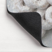 Tapis De Souris Plan rapproché des beignets en poudre dans un plat (Coin)