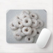 Tapis De Souris Plan rapproché des beignets en poudre dans un plat (Avec souris)