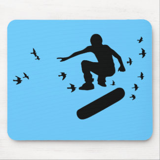 Tapis De Souris planche à roulettes. planche avec oiseaux. noir.