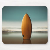Tapis De Souris Planche De Surf En Bois Droit Dans Le Sable Humide (Devant)