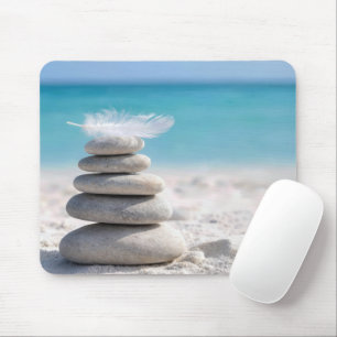 Tapis De Souris Plume blanc sur un cairn de plage
