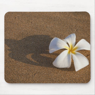 Tapis De Souris Plumeria sur une plage de sable, Maui, Hawaï, État