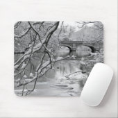 Tapis De Souris Pont de voûte au-dessus de rivière congelée en (Avec souris)