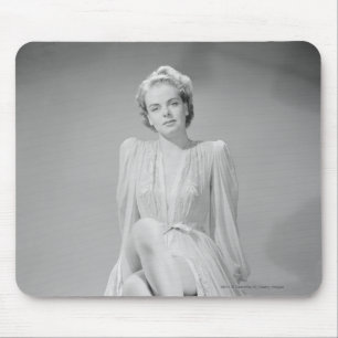 Tapis De Souris Portrait de studio de jeune femme dans la chemise