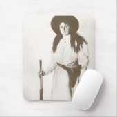 Tapis De Souris Portrait photo d'une cowgirl tenant un fusil, v. 1 (Avec souris)