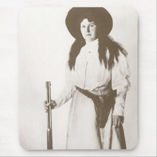 Tapis De Souris Portrait photo d'une cowgirl tenant un fusil, v. 1
