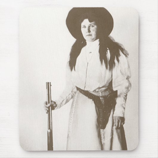 Tapis De Souris Portrait photo d'une cowgirl tenant un fusil, v. 1 (Devant)