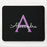 Tapis De Souris Purple Black Script Girl Nom du monogramme<br><div class="desc">Monogramme violet et noir Ajoutez votre propre nom Mousepad (Mouse Pad). Cela rend le cadeau parfait pour 16 ans,  mariage,  douche nuptiale,  anniversaire,  baby shower ou bachelorette pour quelqu'un qui aime le luxe glam et les styles chic.</div>