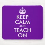 Tapis De Souris Purple et blanc Gardez le calme et Enseigner<br><div class="desc">Conception de texte personnalisable en violet et blanc "Keep Calm and Teach On". Vous pouvez créer votre propre parodie et modifier le libellé.</div>