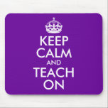 Tapis De Souris Purple et blanc Gardez le calme et Enseigner<br><div class="desc">Conception de texte personnalisable en violet et blanc "Keep Calm and Teach On". Vous pouvez créer votre propre parodie et modifier le libellé.</div>