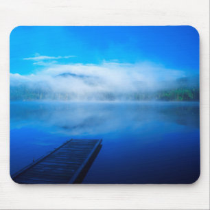 Tapis De Souris Quai sur un lac calme et brumeux, Californie