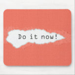 Tapis De Souris Quirky Do It Now Motivational Citation<br><div class="desc">Faites-le maintenant ! slogan de motivation à travers papier de pêche déchiré. Déchirure de papier simulée dans l'illustration.</div>
