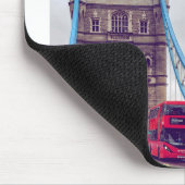 Tapis De Souris Red Double Decker traverse Tower Bridge à Londres (Coin)