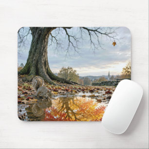 Tapis De Souris Reflet d'arbre d'automne dans une flaque avec un é