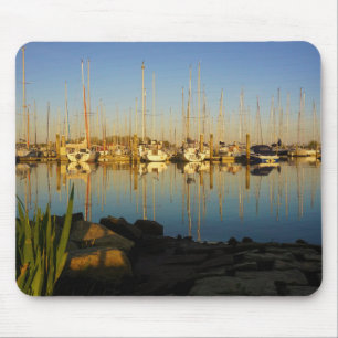 Tapis De Souris Reflet de bateaux dans un port.