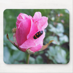 Tapis De Souris reposant sur un rose