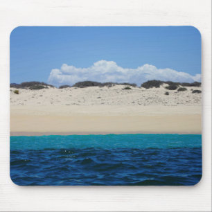 Tapis De Souris Ressacs sur la plage sablonneuse sous le ciel bleu