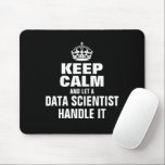 Tapis De Souris Restez calme et laissez un data scientiste s'en oc<br><div class="desc">Restez calme et laissez un data scientist le manipuler Mouse Pad. Drôle idée cadeau pour collègue,  collègue,  patron,  ami,  etc. Modèle de typographie moderne avec couronne. Couleur noire ou personnalisée.</div>