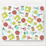 Tapis De Souris Rétro Mousepad orienté de couture<br><div class="desc">Un mousepad comportant une conception orientée de couture se composant d'une machine à coudre,  des bobines de fil,  d'un coussin de goupille,  des ciseaux,  des échantillons de tissu,  et des aiguilles de couture. La conception a un rétro modèle de couleurs orange,  jaune,  rouge,  et de bleu/turquoise.</div>