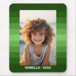 Tapis De Souris Retro Stripes - Christmas Green - Simple Photo<br><div class="desc">Tons de motif à bandes vertes avec une zone de texte simple pour un nom et une date. Ajoutez votre selfie favori ou votre instantané de famille. Utilisez une photo pour créer ce cadeau photo unique et personnel. L'arrière - plan comprend un motif rétro à rayures avec une mise à...</div>