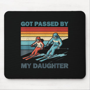 Tapis De Souris Rétro vintage dépassé par la fille drôle en ski