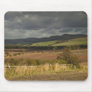 Tapis De Souris Rolling Hills et montagnes sous un ciel nuageux