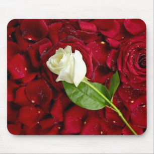 Tapis De Souris Rose blanc sur les pétales rouges