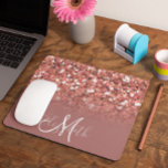 Tapis De Souris Rose foncé Parties scintillant or Bling Personnali<br><div class="desc">Cette conception ne contient pas de parties scintillant ou de séquences réelles. Il peut être personnalisé dans la zone fournie en modifiant la photo et/ou le texte. Vous pouvez également le customiser en cliquant sur Personnaliser ce Modèle, puis en choisissant l'option cliquer pour customiser et supprimer ou modifier la couleur...</div>