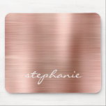 Tapis De Souris Rose Gold Faux brossé Métal personnalisé<br><div class="desc">Ce pavé de souris tendance est doté d'un arrière - plan de feuille métallique en métal faux or rose. Personnalisez-le avec votre nom en blanc écriture style brosse script.</div>