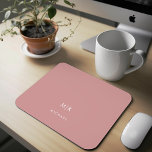 Tapis De Souris Rose Rose poussiéreux | Monogramme moderne<br><div class="desc">Ce mousepad moderne est doté d'un arrière - plan rose poussiéreux,  avec vos initiales en gras de texte blanc pour un look simple et professionnel.</div>