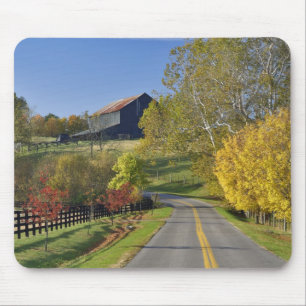 Tapis De Souris Route rurale à travers la région du Bluegrass dans