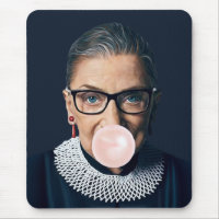 Ruth Bader Ginsburg souffler rose bulle gomme