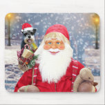 Tapis De Souris Santa Claus w Christmas Miniature Schnauzer Chien<br><div class="desc">Le Père Noël portant des cadeaux et la peinture de chien Schnauzer miniature,  Un cadeau parfait à Noël pour quelqu'un qui aime ou possède cette race de chien.</div>