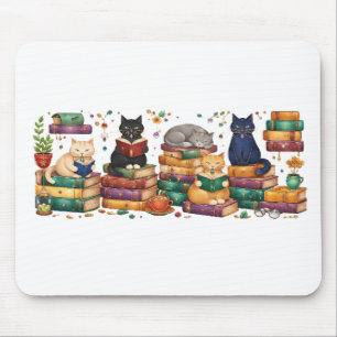 Tapis De Souris Scène de bibliothèque cosy avec des chats lisant d