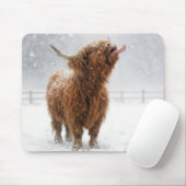 Tapis De Souris Scottish Highland Cow Licking Snowflakes (Avec souris)