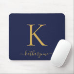 Tapis De Souris Script de monogramme d'or bleu de la marine modern<br><div class="desc">Monogramme d'or moderne Elegant sur un pavé de souris bleu marine chic. Facile à customiser avec votre nom et vos coordonnées. Parfait pour votre style de vie moderne,  minimaliste et luxueux ! Veuillez nous contacter à cedarandstring@gmail.com si vous avez besoin d'aide pour la conception ou les produits correspondants.</div>